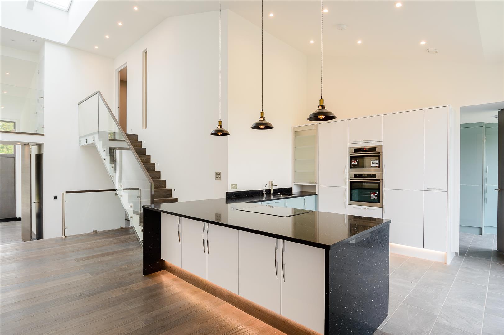 5 Bedrooms, House - Semi-Detached